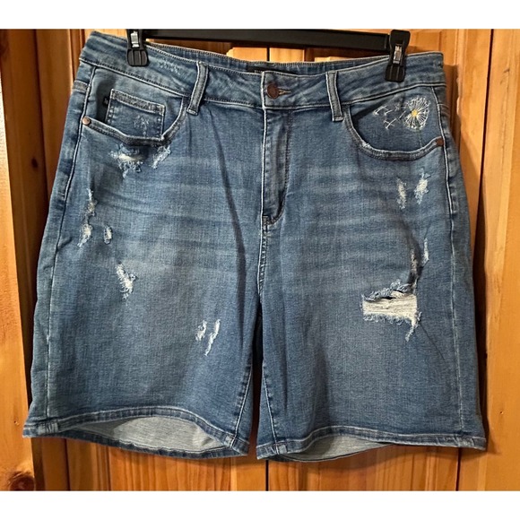 Judy Blue Pants - Judy Blue Dandelion Embroidered Distressed Bermuda Shorts Women's Sz 2X
Denim